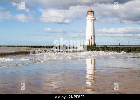 Le phare de New Brighton se reflète sur la plage de sable humide, au bord de l'estuaire de Mersey. Banque D'Images