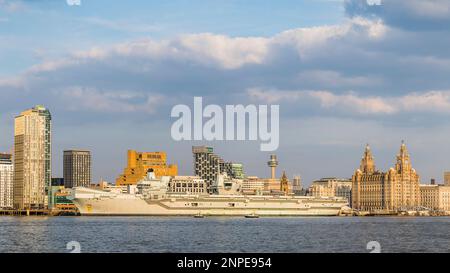 Un panorama du porte-avions de la Marine royale, le HMS Queen Elizabeth, lorsque le navire de guerre a visité le front de mer de Liverpool. Banque D'Images