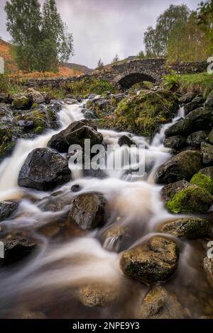 L'eau se dégringolant sur des rochers sous le pont Ashness dans le district du lac. Banque D'Images