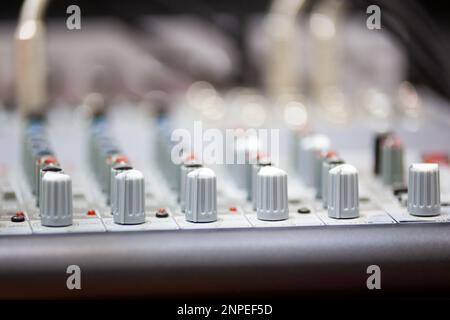 Enregistreur sur la radio. Photographe dans le studio d'enregistrement. Mixage de la carte DJ ou du panneau DJ. Photo de haute qualité. Horizontale. Arrière-plan. Banque D'Images