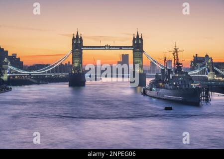 Vue en début de matinée du Tower Bridge et du HMS Belfast depuis le London Bridge. Banque D'Images
