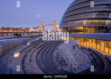 Vue sur Tower Bridge depuis plus de Londres au crépuscule. Banque D'Images