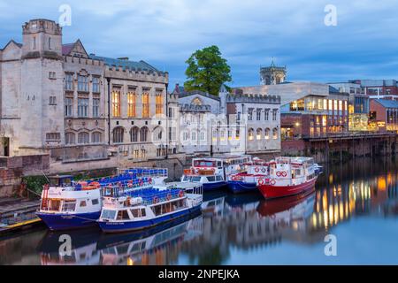 Soirée sur la rivière Ouse à York. Banque D'Images
