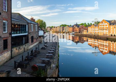 Matin de printemps sur le bord de la rivière à York. Banque D'Images