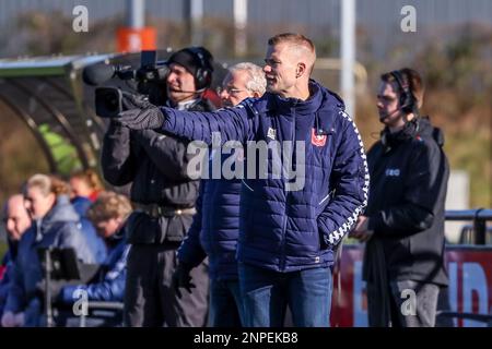 ENSCHEDE, PAYS-BAS - FÉVRIER 26 : l'entraîneur-chef Joran Pot du FC Twente entraîne ses joueurs lors de la finale du match TOTO KNVB Beker 1/8 entre le FC Twente et Ajax au Sportcampus Diekman sur 26 février 2023 à Enschede, pays-Bas (photo de Marcel ter Bals/Orange Pictures) Banque D'Images