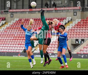 Naoisha McAloon #1 de Durham Women saisit une balle haute lors du match de la coupe Vitality Women's FA Cup Manchester United Women vs Durham Women FC au Leigh Sports Village, Leigh, Royaume-Uni, 26th février 2023 (photo de Steve Flynn/News Images) Banque D'Images