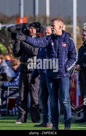 ENSCHEDE, PAYS-BAS - FÉVRIER 26 : l'entraîneur-chef Joran Pot du FC Twente entraîne ses joueurs lors de la finale du match TOTO KNVB Beker 1/8 entre le FC Twente et Ajax au Sportcampus Diekman sur 26 février 2023 à Enschede, pays-Bas (photo de Marcel ter Bals/Orange Pictures) Banque D'Images