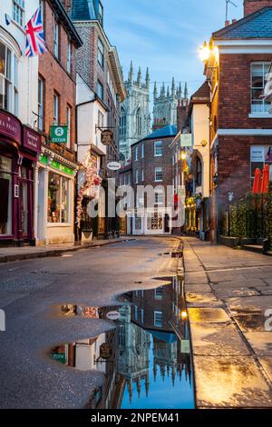 Dawn on Low Petergate dans le centre historique de York. Banque D'Images