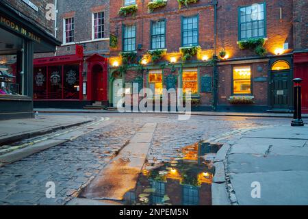 Dawn sur Grape Lane dans le centre historique de York. Banque D'Images