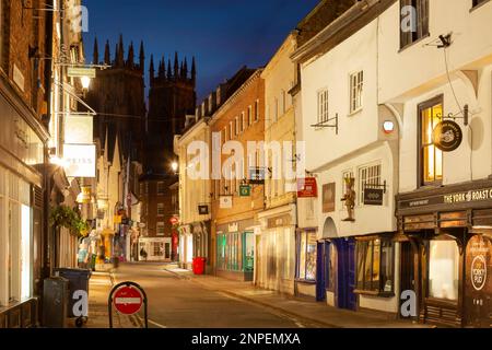 Soirée à Low Petergate dans le centre historique de York. Banque D'Images