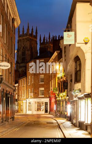 Soirée à Low Petergate dans le centre historique de York. Banque D'Images