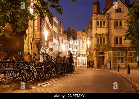 Soirée sur Trinity Street dans le centre-ville de Cambridge. Banque D'Images