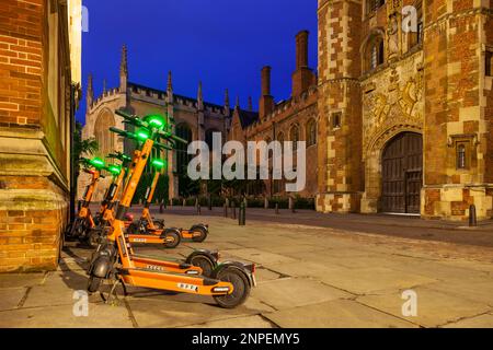 Les scooters électriques sont garés en face de St John's College, sur Trinity Street, dans le centre-ville de Cambridge. Banque D'Images