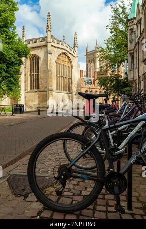 Matin de printemps sur Trinity Street à Cambridge. Banque D'Images