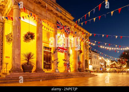 Soirée d'été à la place du marché de Salisbury. Banque D'Images