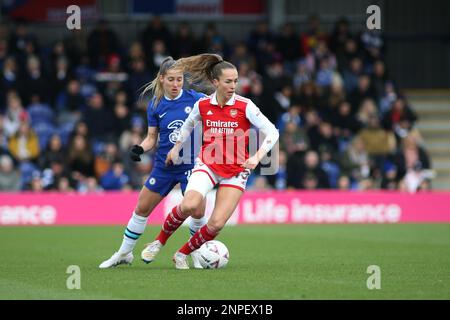Londres, Royaume-Uni. 26th févr. 2023. Londres, Ferruary 26th 2023: LIA Warti (13 Arsenal) sur l'attaque sous la pression de Jelena Cankovic (28 Chelsea) pendant le match de Vitality Womens FA Cup entre Chelsea et Arsenal à Kingsmeadow, Londres, Angleterre. (Pedro Soares/SPP) crédit: SPP Sport presse photo. /Alamy Live News Banque D'Images