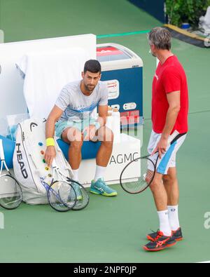 Dubaï, Émirats arabes Unis, 26th février 2023. Le joueur serbe de tennis Novak Djokovic et son entraîneur Goran Ivanisevic, tournoi des Championnats de tennis duty Free de Dubaï au Stade de tennis duty Free de Dubaï, le dimanche 26 février 2023. © Juergen Hasenkopf / Alamy Live News Banque D'Images