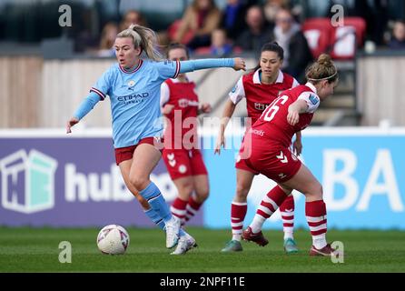 Lauren Hemp de Manchester City (à gauche) passe devant Emily Syme de Bristol City lors du cinquième tour de la Vitality Women's FA Cup au Robins High Performance Center, Bristol. Date de la photo: Dimanche 26 février 2023. Banque D'Images