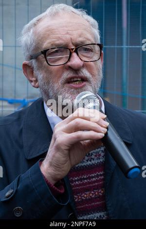 Londres, Royaume-Uni. 25th février 2023. Jeremy Corbyn, député d'Islington-Nord, s'adresse aux manifestants rassemblés pour marcher dans le centre de Londres pour appeler à un cessez-le-feu et à un règlement négocié en Ukraine un an après l'invasion de la Russie. La marche et le rassemblement ont été organisés par la Coalition pour l'arrêt de la guerre (STWC) et la campagne pour le désarmement nucléaire (CND). Crédit : Mark Kerrison/Alamy Live News Banque D'Images