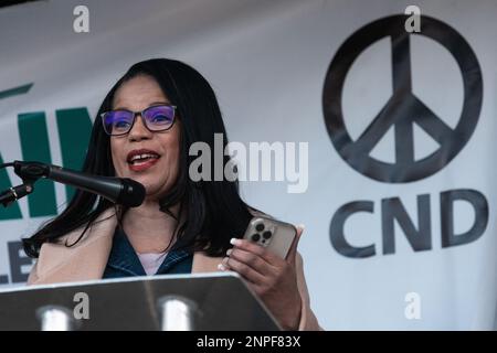 Londres, Royaume-Uni. 25th février 2023. Claudia Webbe, députée indépendante de Leicester East, s'adresse aux manifestants qui assistent à un rassemblement à Trafalgar Square pour appeler à un cessez-le-feu et à un règlement négocié en Ukraine un an après l'invasion de la Russie. La marche et le rassemblement ont été organisés par la Coalition pour l'arrêt de la guerre (STWC) et la campagne pour le désarmement nucléaire (CND). Crédit : Mark Kerrison/Alamy Live News Banque D'Images