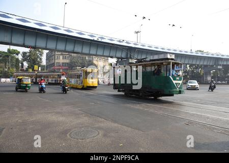 Kolkata, Inde - 26 février 2023 : les tramways emblématiques de Kolkata tournent à 150 ans et pour célébrer l'occasion mémorable, un défilé de tramway avec quelques-uns des plus anciens tramways a été organisé dimanche dans la ville de joie. Depuis 1996, 'Tramjatra', une collaboration mondiale des amateurs de tram, des artistes, des environnementalistes et des communautés, est en mouvement à Melbourne et Kolkata./Eyepix Group (Credit image: © Sukhomoy  Sen/eyepix via ZUMA Press Wire) USAGE ÉDITORIAL SEULEMENT! Non destiné À un usage commercial ! Banque D'Images