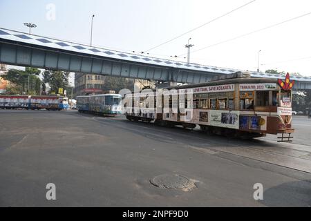 Kolkata, Inde - 26 février 2023 : les tramways emblématiques de Kolkata tournent à 150 ans et pour célébrer l'occasion mémorable, un défilé de tramway avec quelques-uns des plus anciens tramways a été organisé dimanche dans la ville de joie. Depuis 1996, 'Tramjatra', une collaboration mondiale des amateurs de tram, des artistes, des environnementalistes et des communautés, est en mouvement à Melbourne et Kolkata./Eyepix Group (Credit image: © Sukhomoy  Sen/eyepix via ZUMA Press Wire) USAGE ÉDITORIAL SEULEMENT! Non destiné À un usage commercial ! Banque D'Images