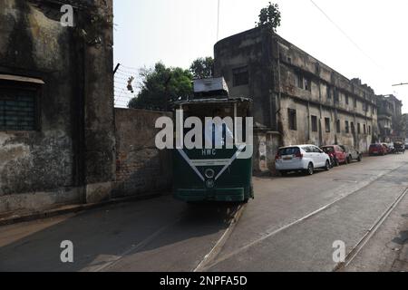 Kolkata, Inde - 26 février 2023 : les tramways emblématiques de Kolkata tournent à 150 ans et pour célébrer l'occasion mémorable, un défilé de tramway avec quelques-uns des plus anciens tramways a été organisé dimanche dans la ville de joie. Depuis 1996, 'Tramjatra', une collaboration mondiale des amateurs de tram, des artistes, des environnementalistes et des communautés, est en mouvement à Melbourne et Kolkata./Eyepix Group (Credit image: © Sukhomoy  Sen/eyepix via ZUMA Press Wire) USAGE ÉDITORIAL SEULEMENT! Non destiné À un usage commercial ! Banque D'Images