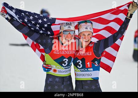 Planica, Slovénie. 26th févr. 2023. Les Américains Julia Kern, à gauche, et Jessie Diggins célèbrent après avoir remporté la médaille de bronze au sprint d'équipe aux Championnats du monde de ski nordique 2023 de la FIS à Planica, en Slovénie, au 26 février 2023. Les deux ont été coéquipiers, amis et colocataires sur le circuit de ski de la coupe du monde pendant huit ans. John Lazenby/Alamy Live News crédit: John Candler Lazenby/Alamy Live News Banque D'Images