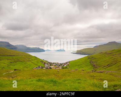 Stykki, Faroe Island - Jul 2021: Vue de dessus du charmant petit village niché dans une vallée surplombant l'océan Atlantique. Kvívík (Danois : Kvivivivig) Banque D'Images