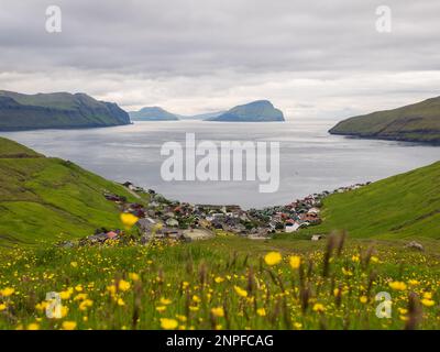 Stykki, Faroe Island - Jul 2021: Vue de dessus du charmant petit village niché dans une vallée surplombant l'océan Atlantique. Kvívík (Danois : Kvivivivig) Banque D'Images