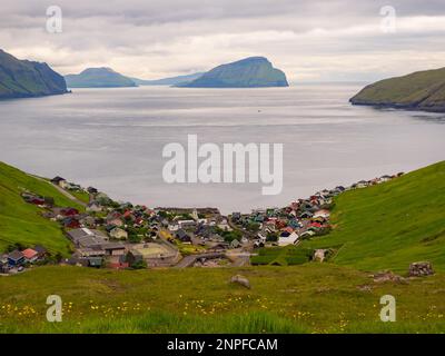 Stykki, Faroe Island - Jul 2021: Vue de dessus du charmant petit village niché dans une vallée surplombant l'océan Atlantique. Kvívík (Danois : Kvivivivig) Banque D'Images