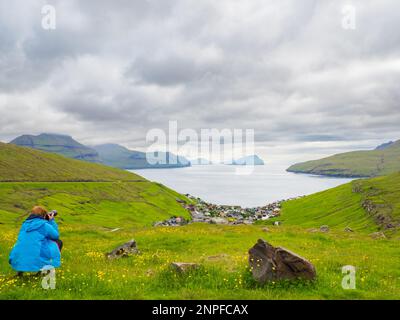 Stykki, île de Féroé - juillet 2021: Tourisme faire la photo de charmant petit village niché dans une vallée surplombant l'océan Atlantique. Village sur Banque D'Images