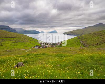 Stykki, Faroe Island - Jul 2021: Vue de dessus du charmant petit village niché dans une vallée surplombant l'océan Atlantique. Kvívík (Danois : Kvivivivig) Banque D'Images