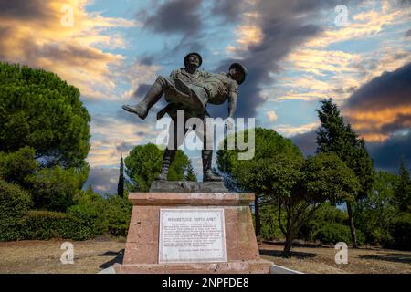 Gelibolu, Çanakkale, Turquie - 26 septembre 2021 : un monument au soldat turc qui a porté le blessé officier australien et aidé, Gallipoli Banque D'Images