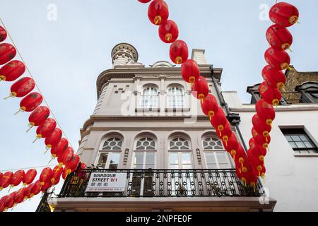 À Chinatown, à Londres, des lanternes rouges fraîches sont accrochées aux bâtiments pour célébrer le nouvel an chinois. Cette image montre le mélange de l'est et de l'ouest Banque D'Images