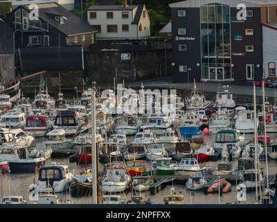 Thorshavn, îles Féroé - juillet 2021 : vue de dessus du port avec des voiliers dans le port de Vestaravág.Royaume du Danemark.Europe du Nord Banque D'Images