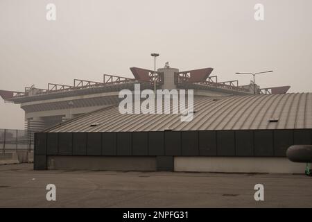 Vue sur le stade de football de San Siro entouré de brouillard léger et de brume hivernale. Milan, Italie Banque D'Images