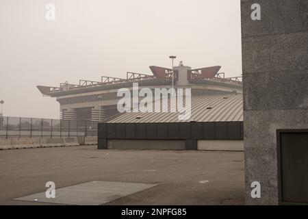 Vue sur le stade de football de San Siro entouré de brouillard léger et de brume hivernale. Milan, Italie Banque D'Images