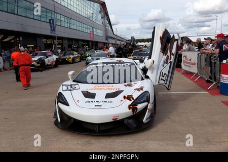 Team Rocket RJN, 2017, McLaren 570S GT4, dans l'International Paddock, avant le début du Masters GT4 Classic Silverstone Challenge Banque D'Images