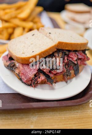 Célèbre dans le monde entier, Katz's Delicatessen, situé dans la partie inférieure est de Manhattan, New York, États-Unis. Traiteur sans chichis avec un service original Banque D'Images