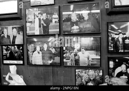 Célèbre dans le monde entier, Katz's Delicatessen, situé dans la partie inférieure est de Manhattan, New York, États-Unis. Traiteur sans chichis avec un service original Banque D'Images