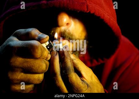 salvador, bahia, brésil - 10 octobre 2022 : l'utilisateur de crock fume la drogue avec une pipe métallique dans la ville de Salvador. Banque D'Images