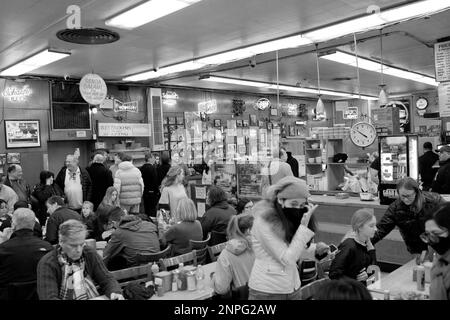 Célèbre dans le monde entier, Katz's Delicatessen, situé dans la partie inférieure est de Manhattan, New York, États-Unis. Traiteur sans chichis avec un service original Banque D'Images