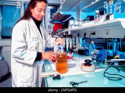 PARIS, France, - Laboratoire de recherche et développement médicaux, technicien féminin au Laboratoire immunologique de l'Hôpital Pitie-Salpetrie, recherche sur le SIDA. Banque D'Images