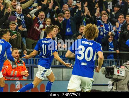 Sports, football, Bundesliga, 2022/2023, FC Schalke 04 vs. VfB Stuttgart 2-1, Veltins Arena Gelsenkirchen, se réjouir du but 2-0, f.l.t.n. Rodrigo Zalazar Martinez (S04), marqueur de but Marius Buelter (S04), Alex Kral (S04), DFL LES RÈGLEMENTS INTERDISENT TOUTE UTILISATION DE PHOTOGRAPHIES COMME SÉQUENCES D'IMAGES ET/OU QUASI-VIDÉO Banque D'Images