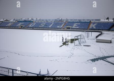 Kohorta, fans sur NK Osijek déneige sur le terrain au stade Gradski vrt, devant la première ligue croate SuperSport HNL entre NK Osijek et NK Varazdin, à Osijek, Croatie, sur 26 février 2023. Photo: Davor Javorovic/PIXSELL Banque D'Images