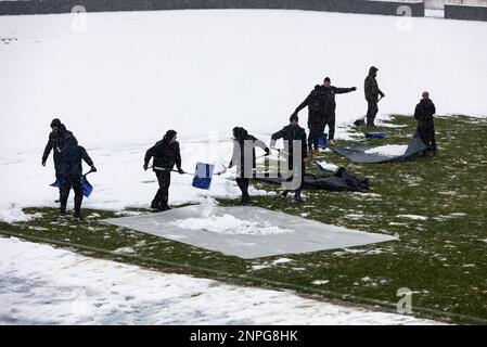 Kohorta, fans sur NK Osijek déneige sur le terrain au stade Gradski vrt, devant la première ligue croate SuperSport HNL entre NK Osijek et NK Varazdin, à Osijek, Croatie, sur 26 février 2023. Photo: Davor Javorovic/PIXSELL Banque D'Images