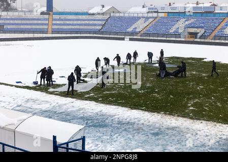 Kohorta, fans sur NK Osijek déneige sur le terrain au stade Gradski vrt, devant la première ligue croate SuperSport HNL entre NK Osijek et NK Varazdin, à Osijek, Croatie, sur 26 février 2023. Photo: Davor Javorovic/PIXSELL Banque D'Images