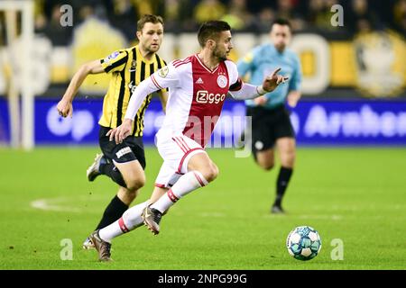 ARNHEM - (lr) Sondre Tronstad de vitesse, Dusan Tadic d'Ajax lors du match de première ligue néerlandais entre vitesse et Ajax au Gelredome sur 26 février 2023 à Arnhem, pays-Bas. ANP OLAF KRAAK Banque D'Images