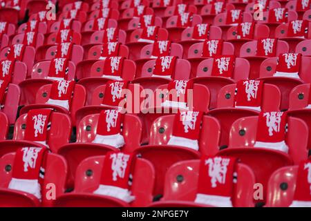 Manchester United foulards sur les sièges avant le match de finale de la Carabao Cup au stade Wembley, Londres. Date de la photo: Dimanche 26 février 2023. Banque D'Images